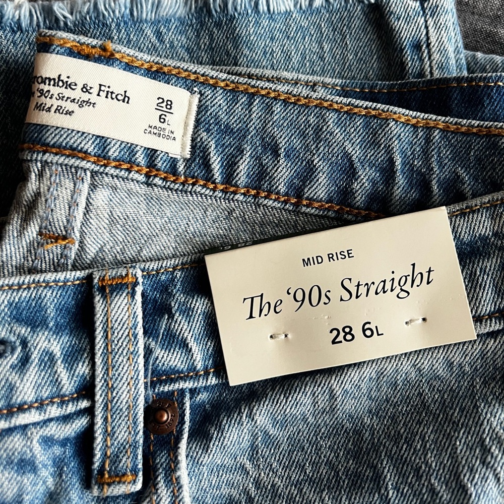 Abercrombie and Fitch Mid Rise 90’s Straight Leg Size 6L